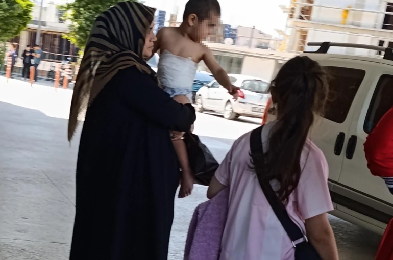 Üzerine kaynar çay dökülen çocuk hastaneye kaldırıldı 