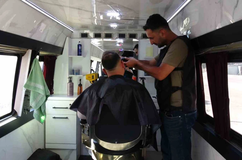 Uzman çavuşluğu bırakıp mobil berber oldu 