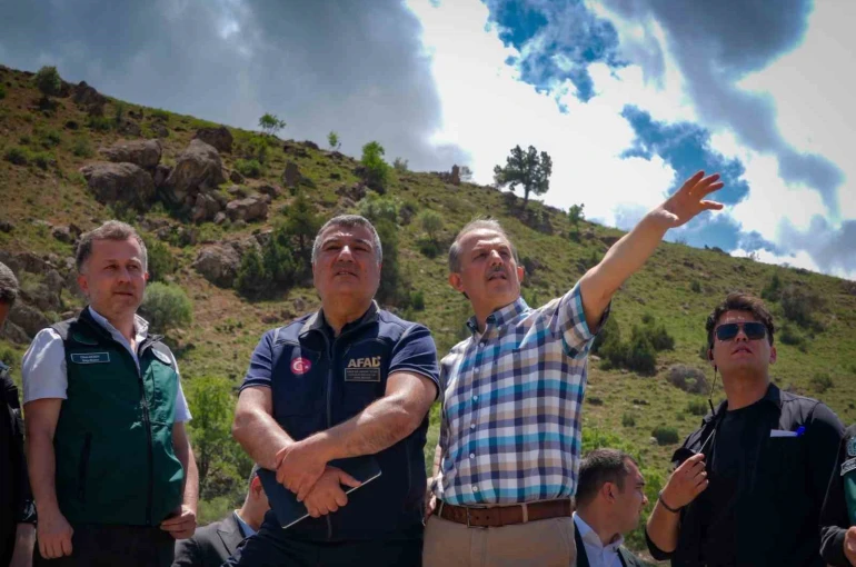 Uzman ekipler heyelan alanını inceledi 