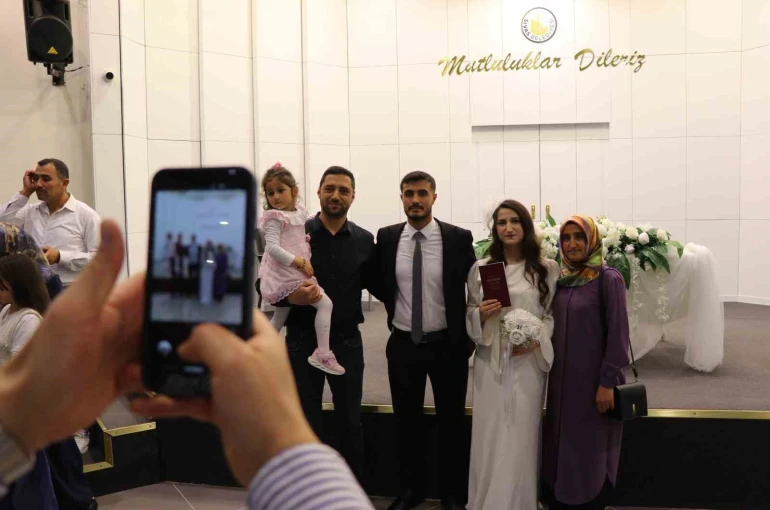 Uzmanı açıkladı: "Eğitim ve kariyer planları evlilik yaşını artırdı, kredi yaşı 35 olabilir" 