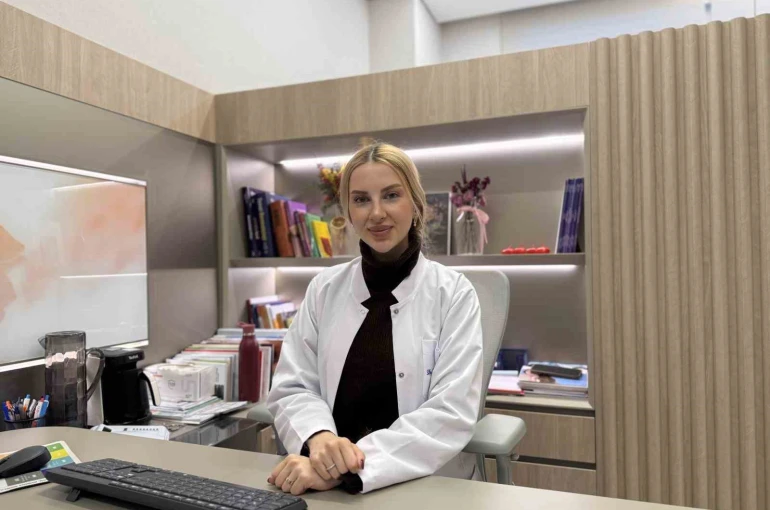 Uzmanlardan ’Çocuklarda makyaj’ uyarısı: "Pek çok cilt hastalığını çok çok erken yaşta görmeye başladık" 