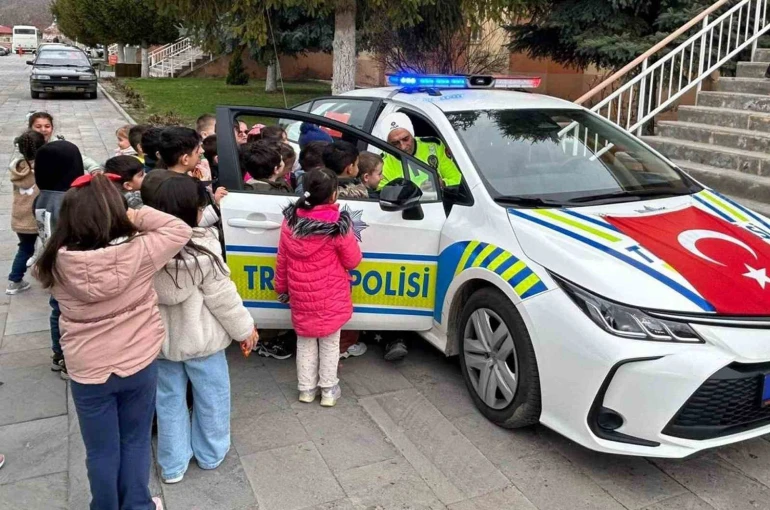 Üzümlü’de anaokulu öğrencilerinden emniyete ziyaret 