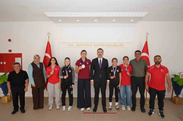 Üzümlü’de başarılı güreşçilerden Kaymakam Hökelekli’ye ziyaret