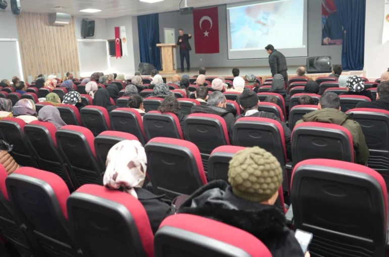 Üzümlü’de velilere mesleki eğitim tanıtımı yapıldı 