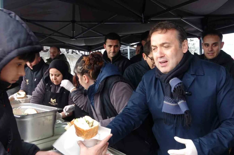 Uzun kuyrukların oluştuğu festivalde 2 ton 11 kilogram hamsi dağıtıldı 