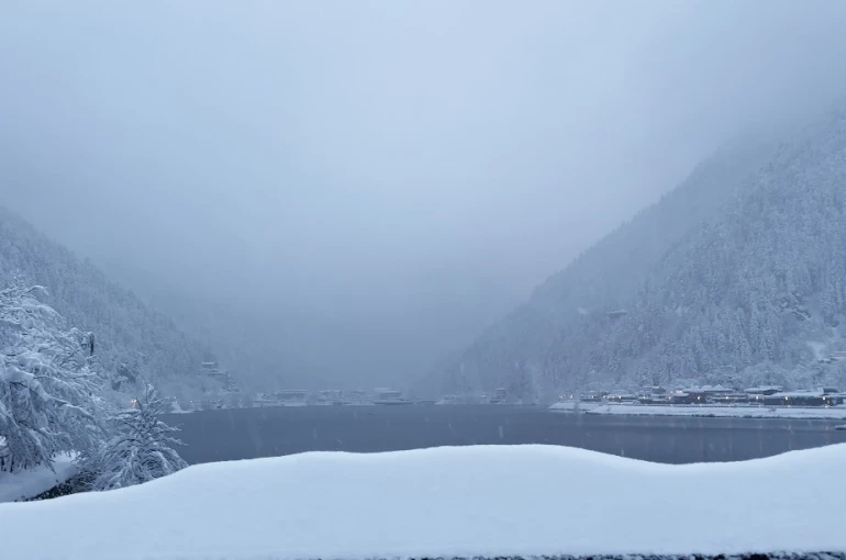 Uzungöl beyaza büründü: Kar kalınlığı 1 metreyi aştı