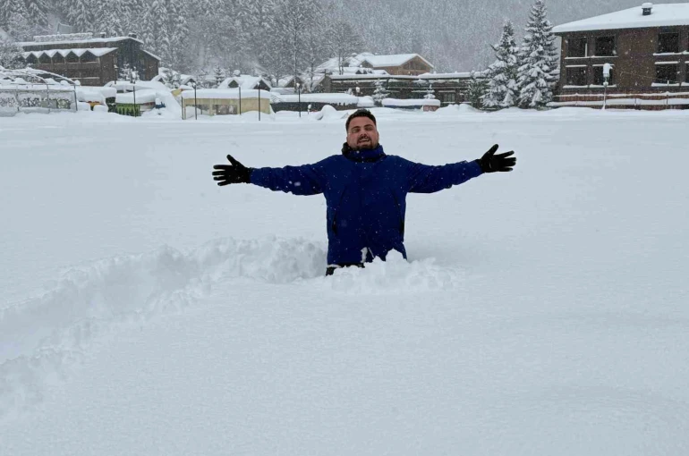 Uzungöl’de kar kalınlığı 1 metreyi aştı 