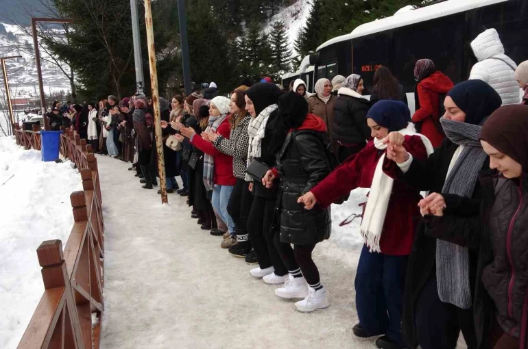 Uzungöl’ün çevresinde binlerce kişi horon halkası oluşturdu 