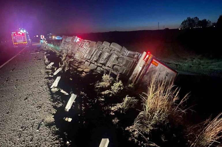 Uzunköprü’de devrilen tırın sürücüsü yaralandı