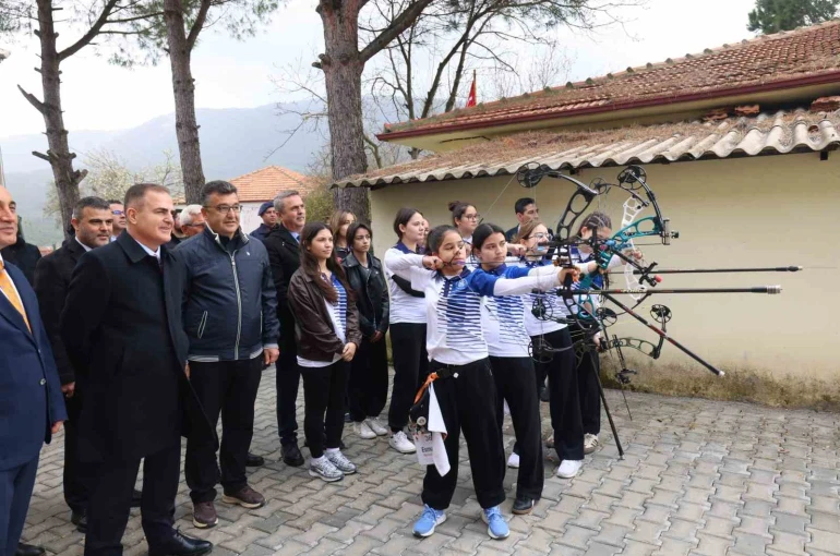 Vali Akbıyık Okçuluk Milli takım antrenörü Sözen’i ziyaret etti 