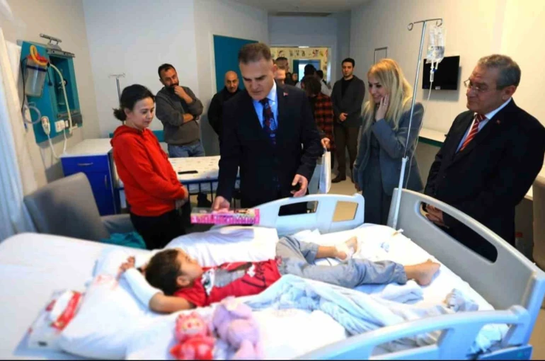 Vali Akbıyık yeni yılı hasta, yaşlı ve görev yapanları ziyaretler ile girdi 