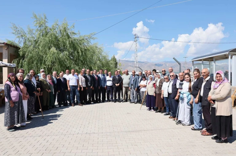 Vali Aydoğdu Cemal Gürsel Mahallesi’nde vatandaşların taleplerini dinledi