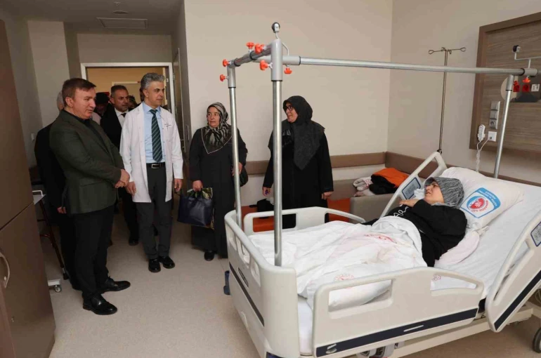Vali Aydoğdu, hastaların durumu hakkında bilgi aldı 