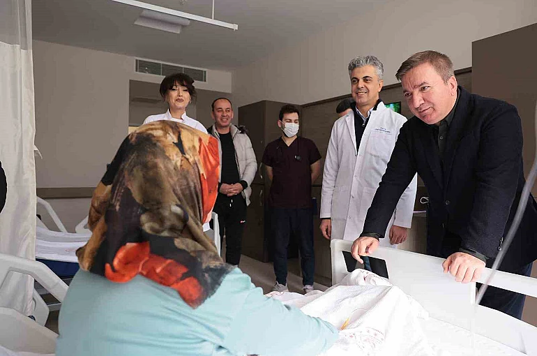 Vali Aydoğdu hastanede tedavi gören hastaları ziyaret etti 