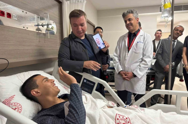 Vali Aydoğdu, hastanede tedavi gören üniversite öğrencisini yalnız bırakmadı