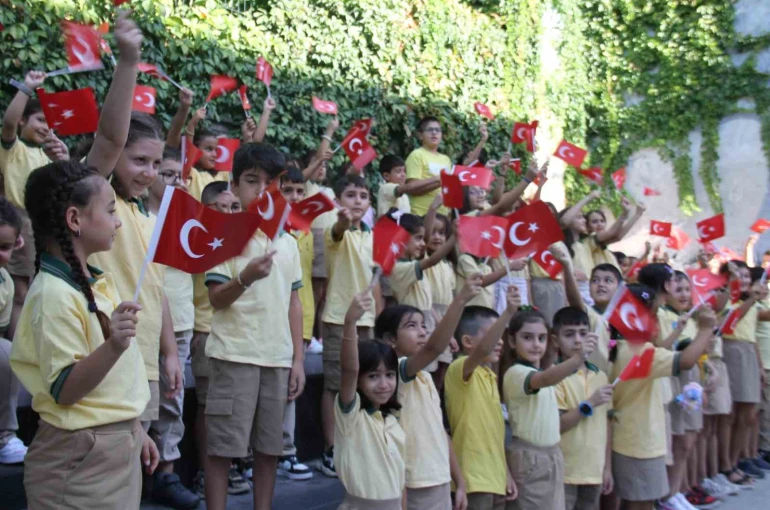 Vali Aygöl zili çaldı, çocukların mesaisi başladı 