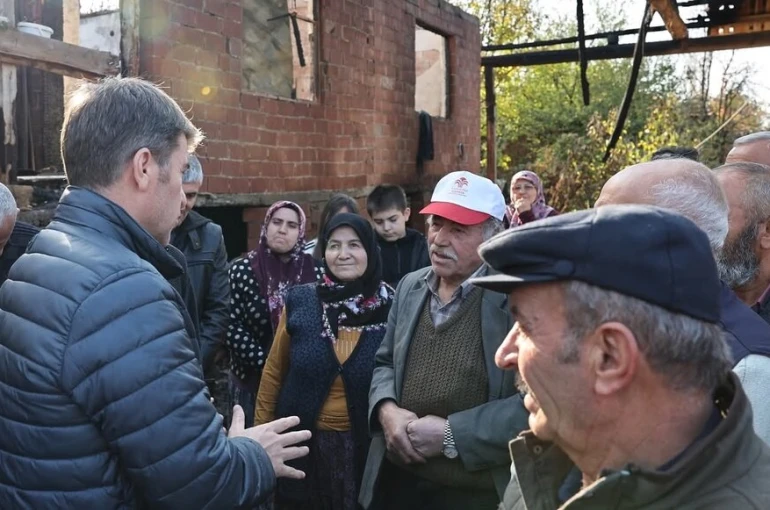 Vali Bakan açıkladı: Yaşlı çiftin yanan evleri el birliğiyle yeniden inşa edilecek 