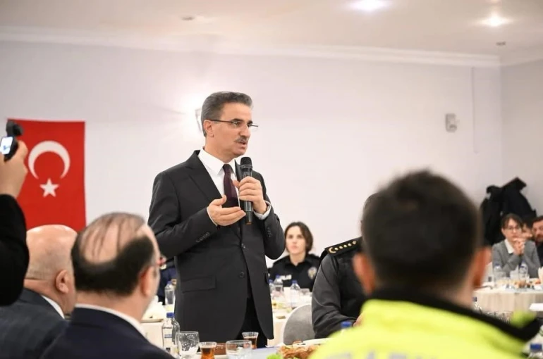 Vali Baruş, polis evinde iftar programında emniyet mensupları ile bir araya geldi 