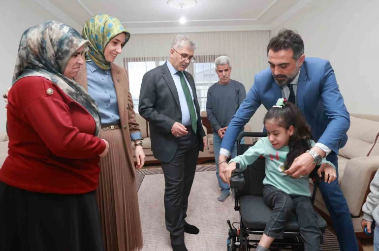 Vali Çelik, minik Sümeyye’nin rüyasını gerçekleştirdi 