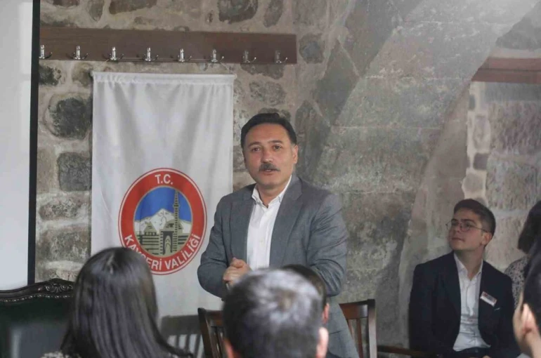 Vali Çiçek; Mektep Melikgazi’de öğrencilerle tecrübelerini paylaştı 