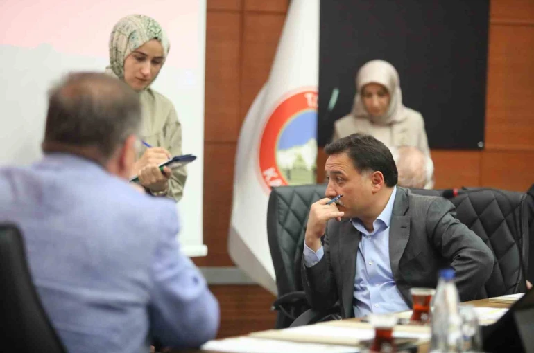 Vali Çiçek, vatandaşlarla bir araya gelmeye devam ediyor 