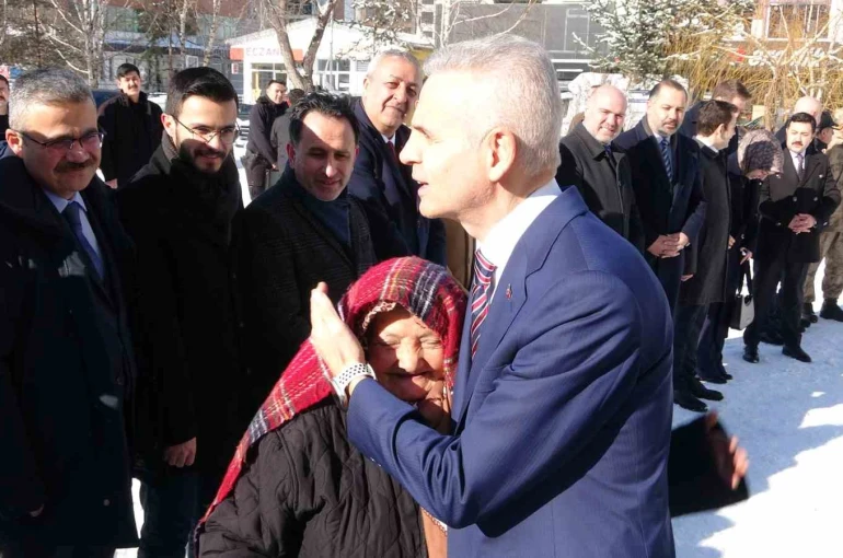 Vali Çiçekli görevine başladı 