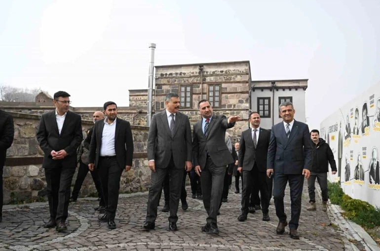 Vali Çiftçi, "Dil ve Edebiyat Konağı"nı inceledi, "Edebiyat Sokağı"nda gezdi 