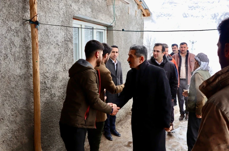 Vali Ekici çığ düşen köyde incelemelerde bulundu 