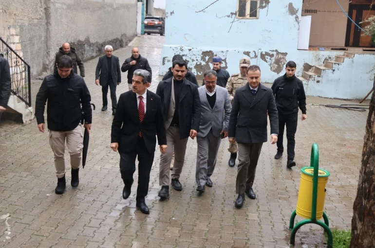 Vali Ekici selin vurduğu Oyalı köyünde: "Vatandaşımız yalnız değil" 