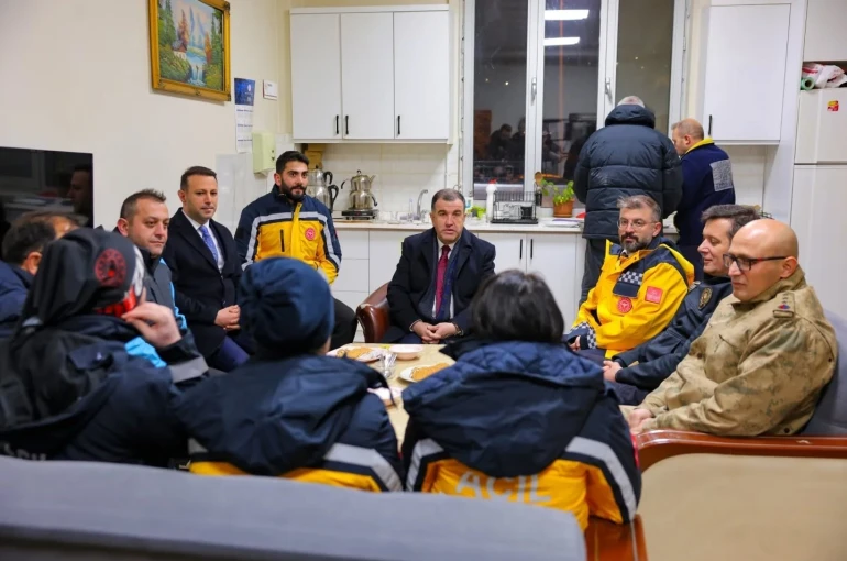 Vali Eldivan’dan sağlık çalışanlarına yeni yıl ziyareti 