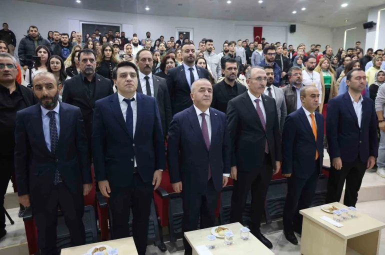 Vali Hatipoğlu: "Türkiye özellikle teknolojik alanda savunma sanayi başta olmak üzere yaptığı çalışmalarla çok farklı noktalara doğru evrildi"