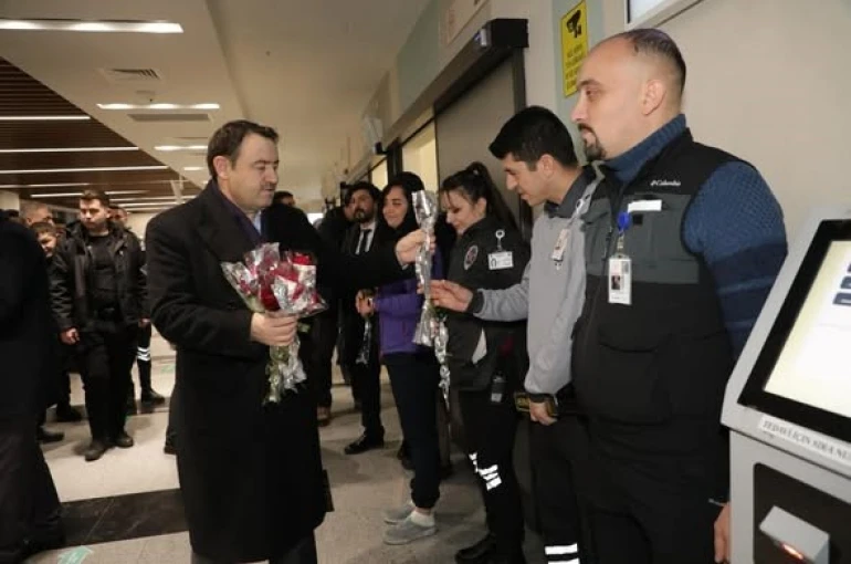 Vali Işın, yılbaşında görevleri başındaki kurum personelleriyle bir araya geldi 