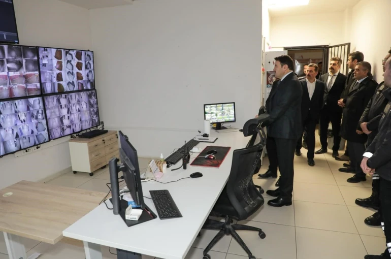 Vali Işın’dan İl Göç İdaresi Müdürlüğü Geri Gönderme Merkezi’nde denetim 