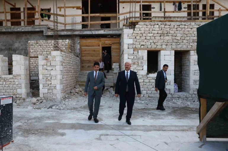Vali Küçük, tarihi Tuz Hanı’ndaki çalışmaları inceledi 