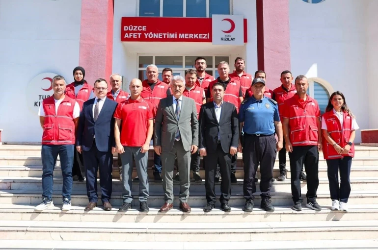 Vali Makas Kızılay afet merkezine inceledi