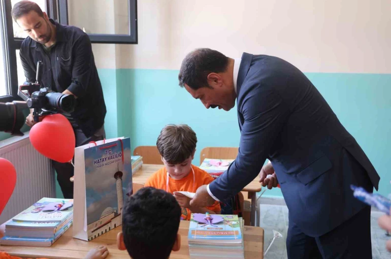 Vali Masatlı okulun ilk gününde gözyaşlarına boğulan minik öğrenciyi teselli etti 