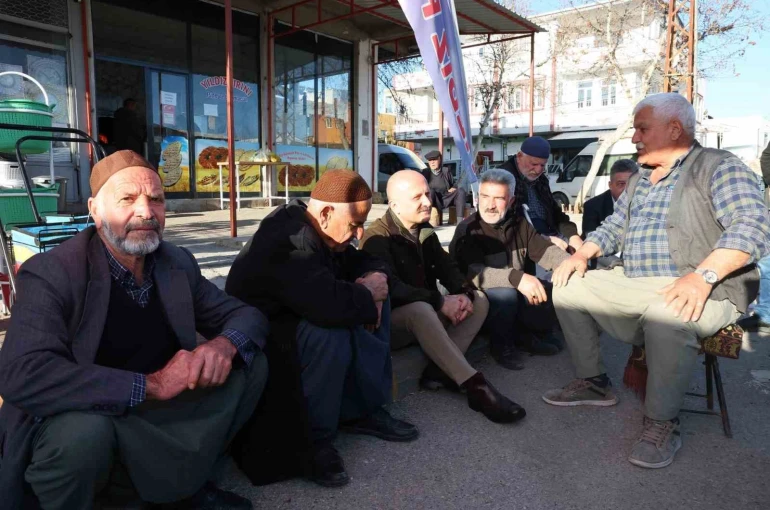 Vali Osman Varol semt pazarında vatandaş ve pazarcılarla buluştu