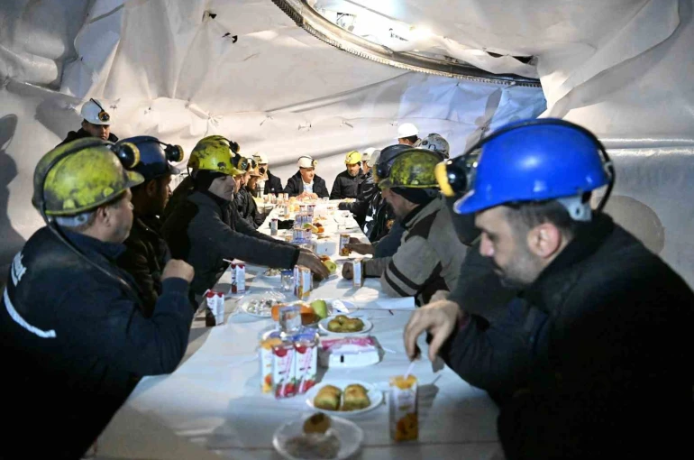 Vali Özkan, yeni yılı madencilerle birlikte karşıladı 