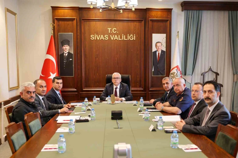 Vali Şimşek: "Vatandaşlarımızın huzuru ve güvenliği için sahada olmaya devam edeceğiz" 