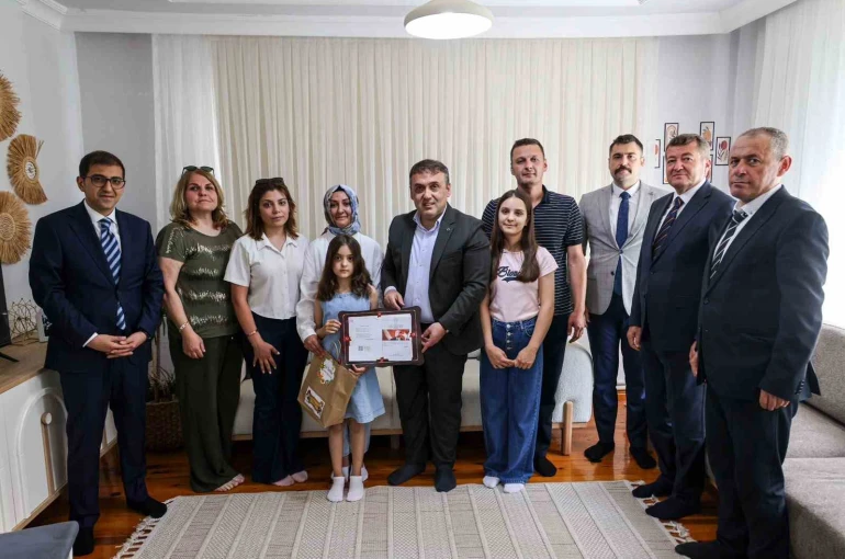 Vali Sözer, evde eğitim gören öğrencilerin karne sevincine ortak oldu 