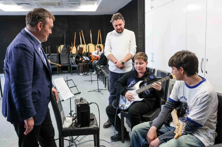 Vali Sözer Gençlik Merkezi’ndeki faaliyetleri yerinde inceledi 