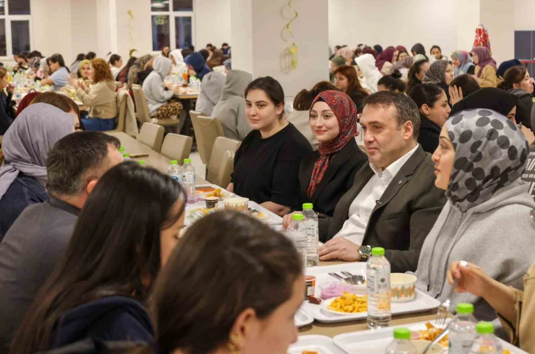 Vali Sözer, öğrencilerle bir araya gelerek hedeflerini dinledi 