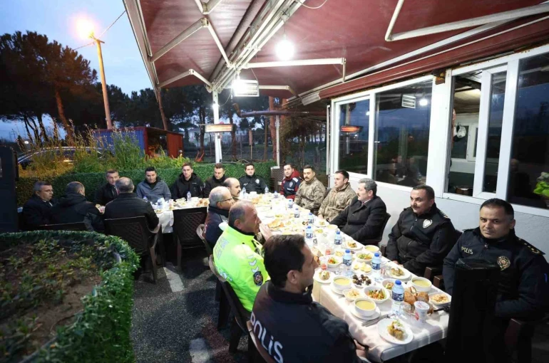 Vali Tavlı polis uygulama noktasında emniyet personeliyle iftar yaptı 
