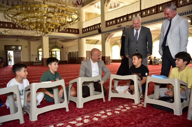 Vali Varol, yaz Kur’an kursundaki öğrencilerle buluştu
