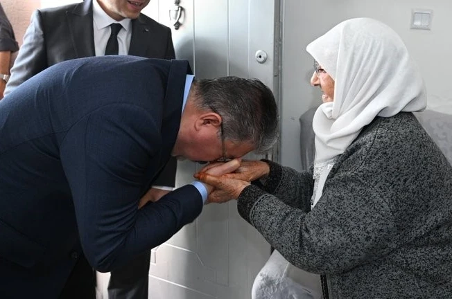 Vali Yılmaz’dan 84 yaşındaki Ayşe Ayti’ye bayram ziyareti