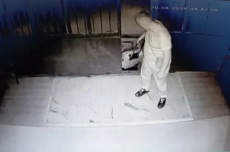 Valizli ayakkabı hırsızı imamların takibinden kaçamadı