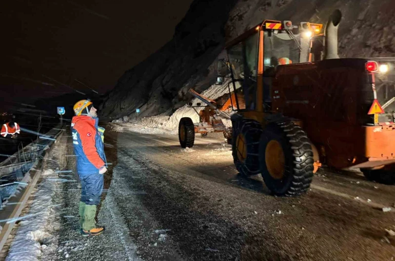 Van-Bitlis karayoluna çığ düştü