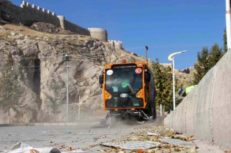 Van Büyükşehir Belediyesinden kapsamlı park temizliği