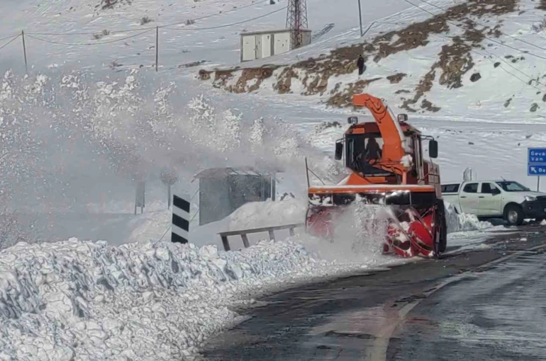 Van-Çatak yolunda 5. gün: Geçişler sadece acil ve öncelikli araçlara açık 