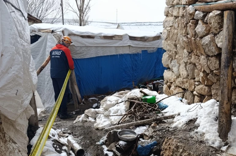 Van’daki depremde bir ahırın duvarı çöktü